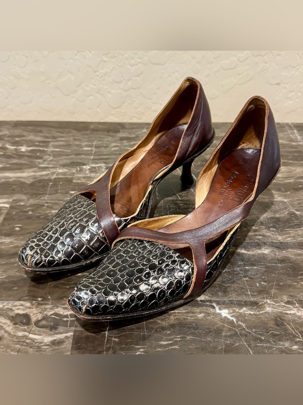 CYDWOQ Wing Croc Embossed Leather Kitten Heels